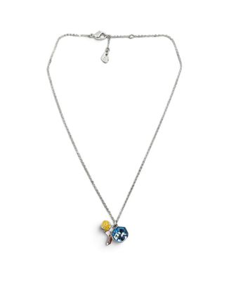 un gros plan d'un collier orné d'un éléphant