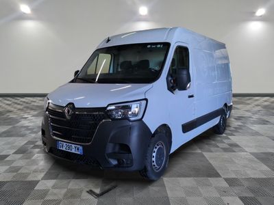 la photo d'une camionnette blanche sur un sol en damier