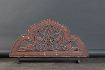 un petit objet décoratif posé sur un socle au sol