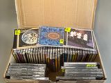 une boîte en carton remplie de CD, avec des CD à l'intérieur