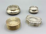 quatre couverts posés sur une table avec un fond blanc