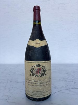 une vieille bouteille de vin posée sur une table