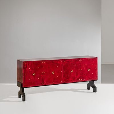 le buffet est en bois et présente une finition rouge