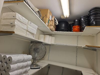 une pièce avec beaucoup d'objets sur les étagères