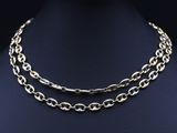 un gros plan sur un collier en argent porté par un mannequin mannequin mannequin mannequin mannequin mannequin mannequin manne