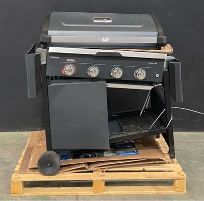 une photo d'un barbecue avec une grille posé sur une palette