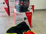 un casque posé par terre à côté d'un casque posé sur une boîte