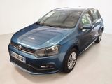 La Volkswagen Polo bleue est garée dans une pièce blanche.
