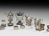 un assortiment d'objets en argent, notamment des tasses, des vases et d'autres objets
