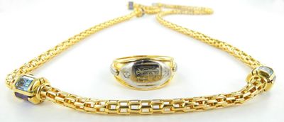 une image représentant un ensemble composé d'un bracelet et d'une bague en or sur fond blanc