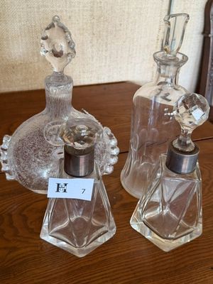 deux flacons de parfum posés l'un à côté de l'autre sur une table