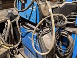 une machine bleue qui se trouve dans une pièce