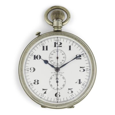 gros plan d'une montre de poche sur fond blanc