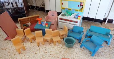 beaucoup de jouets posés sur le sol