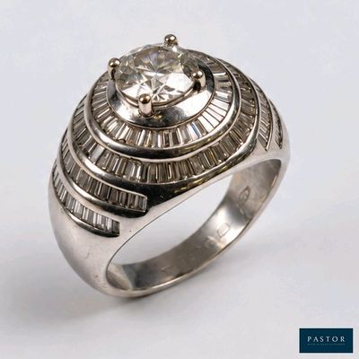 Gros plan sur une bague ornée d'un diamant