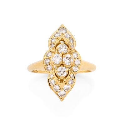 une bague en or jaune sertie d'un bouquet de diamants blancs