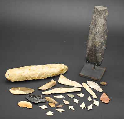un assortiment d'objets, notamment un couteau, une dent et d'autres objets