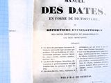 un livre qui contient une page où il est écrit « des dates »