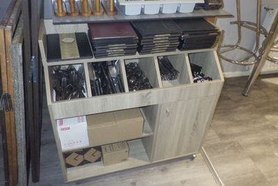 une armoire en bois contenant de nombreux ustensiles