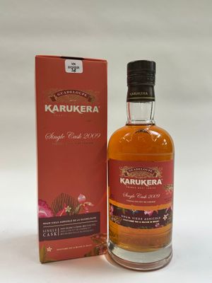 La bouteille de Karukera se trouve à côté de la boîte.