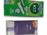 deux paquets de dentifrice et de brosses à dents posés l'un à côté de l'autre