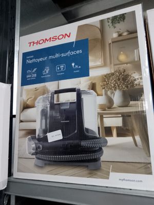 une affiche représentant un aspirateur, exposée dans un magasin