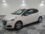la petite voiture blanche est garée dans le garage sur un sol en damier