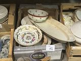 la boîte contient de nombreux types d'assiettes et de bols différents