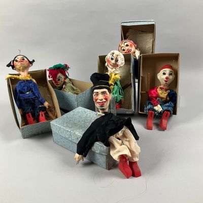 un groupe de clowns assis ensemble dans une loge
