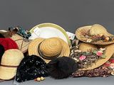de nombreux chapeaux empilés les uns sur les autres