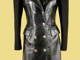 un manteau en cuir noir sur un mannequin, un mannequin, un mannequin, un mannequin, un mannequin, un mannequin, un mannequin, un mannequin, un manne