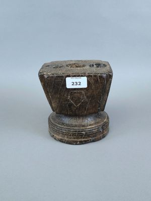 un petit vase sur lequel est collée une étiquette