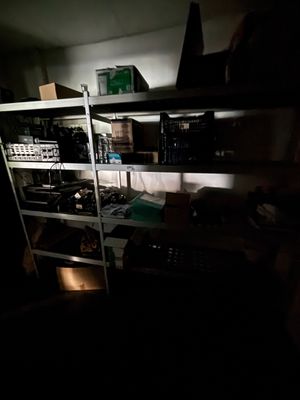 une pièce sombre avec une étagère remplie de matériel électronique