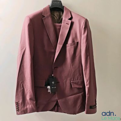 la veste est suspendue à un cintre sur le mur