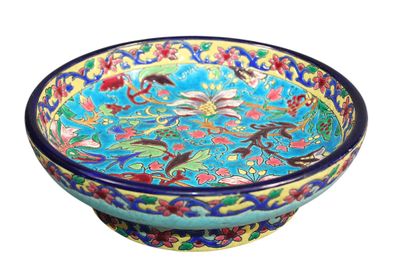 un bol bleu avec un motif floral
