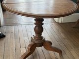 une table en bois avec un plateau en bois posée sur un parquet