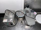 un blender et un mixeur posés sur un comptoir