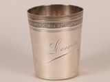 une coupe ancienne en argent, portant une inscription gravée sur le côté