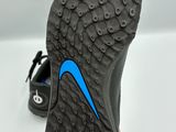 la semelle d'une chaussure sur laquelle figure un logo Nike bleu