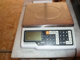 une balance sur laquelle est posé une calculatrice