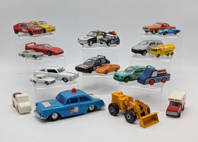 de nombreuses petites voitures dans une vitrine posée sur un fond blanc