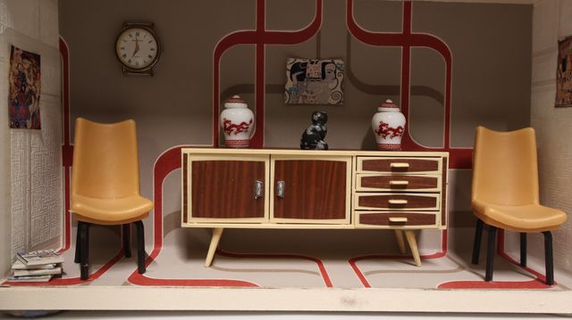 Diorama. Composition miniature, dans une vitrine en bois, vitre e...