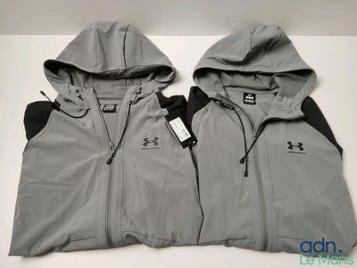 deux vestes à capuche posées l'une à côté de l'autre