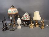 de nombreux types de lampes et d'abat-jours posés sur la table