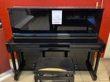 un piano et un tabouret dans une pièce