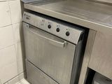 un lave-vaisselle dans un coin d'une petite cuisine