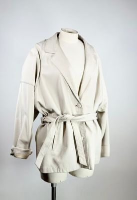 un trench-coat beige posé sur un mannequin, sur fond blanc