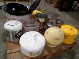 une palette en bois sur laquelle sont posés divers articles de cuisine