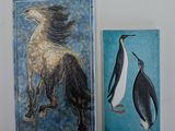 deux images représentant un cheval et un manchot accrochées au mur