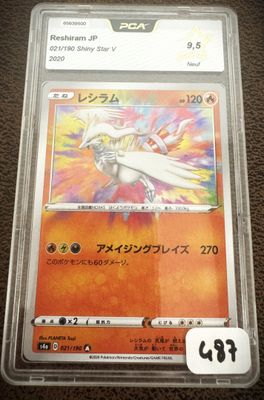 gros plan d'une carte pokemon dans un étui en plastique